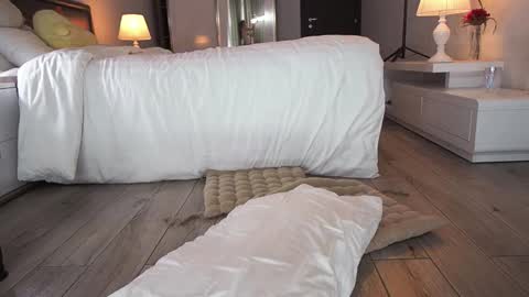 RHEA  pronanciation like Reya   online show from 11-12-25, 01:22