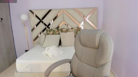 Tati Saldarriaga online show from 11-15-25, 07:54