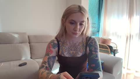 Snapshot of tattoobbgirl chatting on 06-08-26, 03:45 tattoobbgirl online show from 06-08-26, 03:45