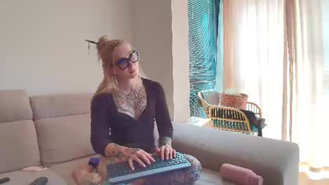 Snapshot of tattoobbgirl chatting on 06-10-26, 02:16 tattoobbgirl online show from 06-10-26, 02:16