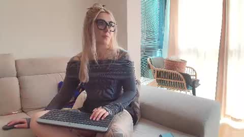 Snapshot of tattoobbgirl chatting on 06-16-26, 03:47 tattoobbgirl online show from 06-16-26, 03:47