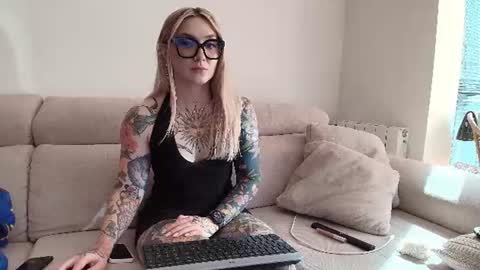 Snapshot of tattoobbgirl chatting on 06-27-26, 04:01 tattoobbgirl online show from 06-27-26, 04:01