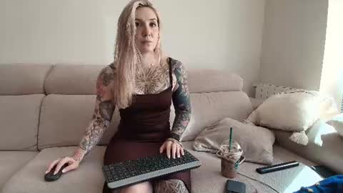 Snapshot of tattoobbgirl chatting on 07-01-26, 03:34 tattoobbgirl online show from 07-01-26, 03:34