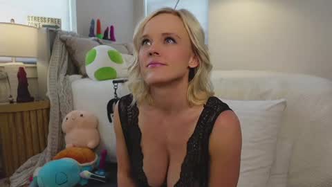 Snapshot of taylor_love_303 chatting on 02-18-25, 08:58 Taylor -- online show from 02-18-25, 08:58