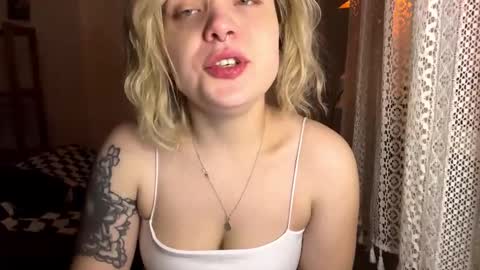 Snapshot of tease_me_now_2025 chatting on 11-16-25, 05:07 Mia online show from 11-16-25, 05:07