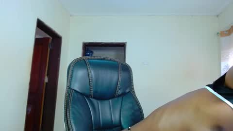 Snapshot of teasequeen01 chatting on 10-07-25, 10:34 queen online show from 10-07-25, 10:34