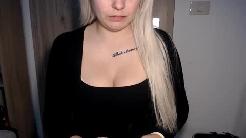 Teeyara  online show from 12-14-25, 07:47