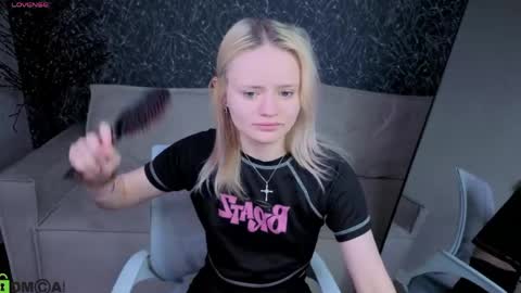 Tessa online show from 04-25-26, 01:52