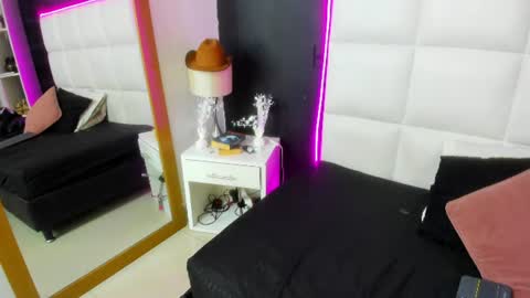 Snapshot of tessa_sinclaire chatting on 07-18-26, 08:01 TERESA online show from 07-18-26, 08:01