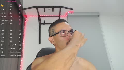 Snapshot of th_russ chatting on 12-22-24, 12:17 INSTAGRAM Th1rss online show from 12-22-24, 12:17