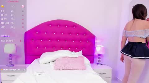 Snapshot of thalia_bae chatting on 11-22-25, 08:30 Thalia online show from 11-22-25, 08:30