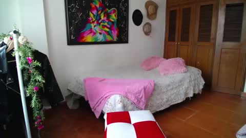 Snapshot of thaliacooper chatting on 12-27-24, 06:53 online show from 12-27-24, 06:53