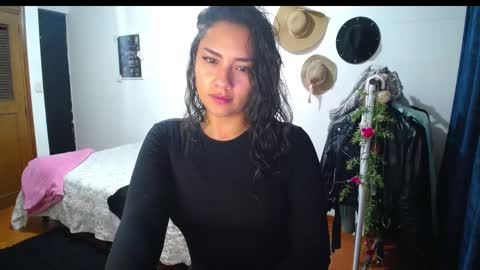 Snapshot of thaliacooper chatting on 01-12-25, 12:18 online show from 01-12-25, 12:18