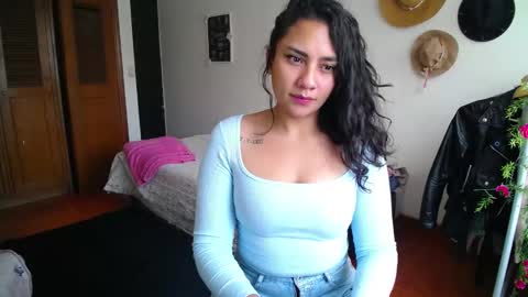 Snapshot of thaliacooper chatting on 01-27-25, 06:20 online show from 01-27-25, 06:20