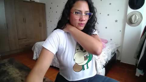 Snapshot of thaliacooper chatting on 10-22-25, 04:51 online show from 10-22-25, 04:51