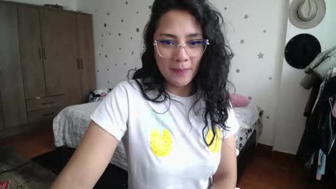 Snapshot of thaliacooper chatting on 11-13-25, 06:29 online show from 11-13-25, 06:29