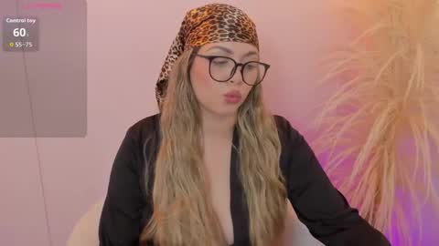 Snapshot of thaliafox_ chatting on 05-08-26, 10:48 Thalia online show from 05-08-26, 10:48