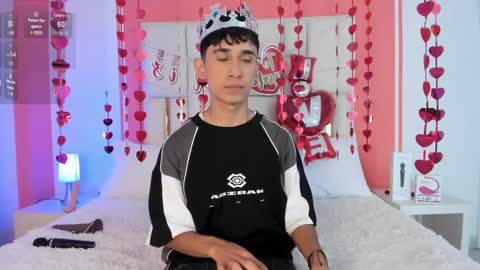 Snapshot of thayler_jones chatting on 02-07-25, 11:23 Thayler online show from 02-07-25, 11:23