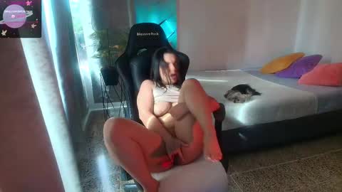 Snapshot of thays_mawakye01 chatting on 10-27-25, 07:51 Paola online show from 10-27-25, 07:51