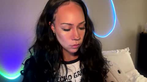 Snapshot of the_dahli_mama chatting on 10-20-25, 01:39 the_dahli_mama online show from 10-20-25, 01:39