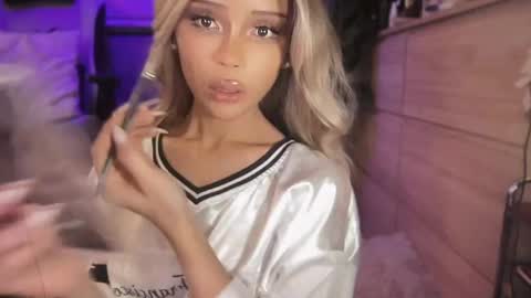 Snapshot of the_enchantressxx chatting on 06-04-26, 09:04 nabi butterfly online show from 06-04-26, 09:04