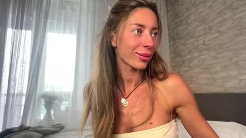 Snapshot of thearte1 chatting on 09-10-25, 12:49 J online show from 09-10-25, 12:49