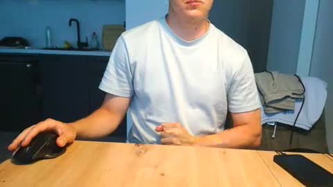 Snapshot of thecuteguy144949 chatting on 06-03-26, 03:17 thecuteguy144949 online show from 06-03-26, 03:17