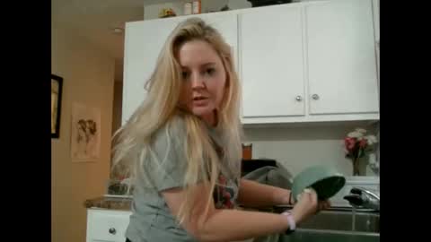 Snapshot of thedancingalien chatting on 11-15-25, 04:47 Kassandra Grant online show from 11-15-25, 04:47