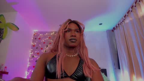 Snapshot of thegoldenbitch chatting on 01-17-25, 10:23 Goldie online show from 01-17-25, 10:23