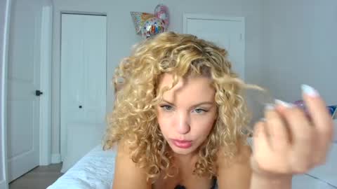 Snapshot of theislandgirl chatting on 01-20-25, 09:11 Lily Marie online show from 01-20-25, 09:11