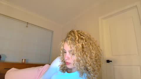 Snapshot of theislandgirl chatting on 01-28-25, 11:17 Lily Marie online show from 01-28-25, 11:17