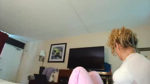 Snapshot of theislandgirl chatting on 02-01-25, 02:56 Lily Marie online show from 02-01-25, 02:56