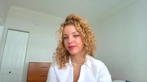 Snapshot of theislandgirl chatting on 02-20-25, 07:08 Lily Marie online show from 02-20-25, 07:08