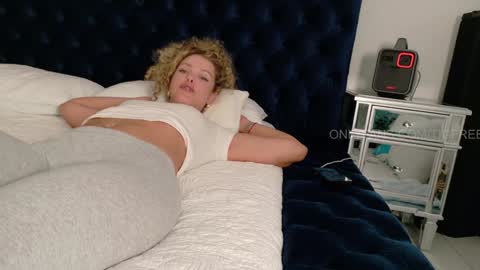 Snapshot of theislandgirl chatting on 09-12-25, 08:20 Lily Marie online show from 09-12-25, 08:20