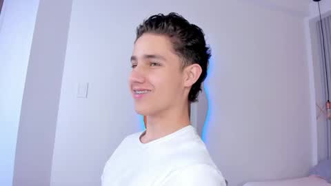 Snapshot of theohawke_ chatting on 01-05-25, 04:38 THEO- MATEO online show from 01-05-25, 04:38