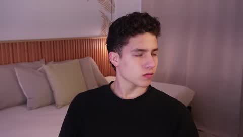 Snapshot of theohawke_ chatting on 01-12-25, 01:27 THEO- MATEO online show from 01-12-25, 01:27