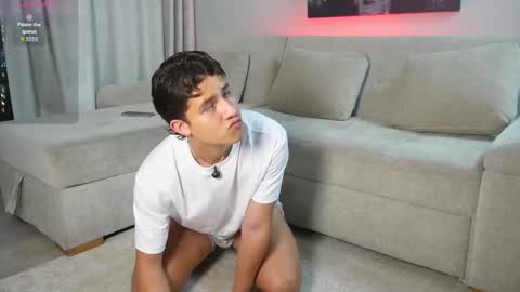 Snapshot of theohawke_ chatting on 11-05-25, 11:05 THEO- MATEO online show from 11-05-25, 11:05