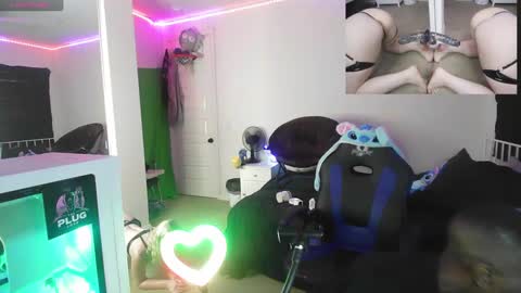 Snapshot of thepluglove chatting on 09-19-25, 10:32 The Plug Love Friends online show from 09-19-25, 10:32