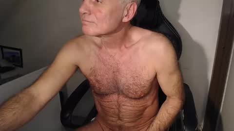 Snapshot of thestrip01 chatting on 12-19-25, 06:20 NudeDJ online show from 12-19-25, 06:20