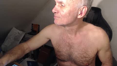 Snapshot of thestrip01 chatting on 01-11-26, 10:20 NudeDJ online show from 01-11-26, 10:20