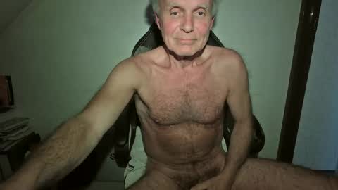 Snapshot of thestrip01 chatting on 04-25-26, 01:25 NudeDJ online show from 04-25-26, 01:25