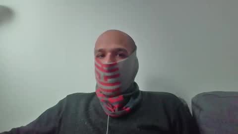 Scarf guy online show from 11-04-25, 08:57