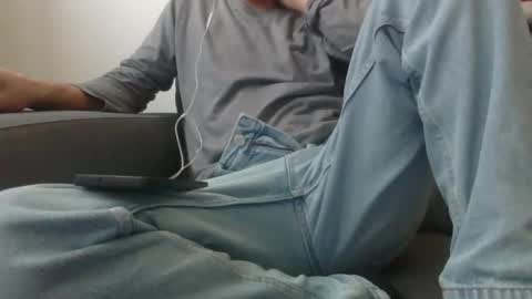 Scarf guy online show from 03-31-26, 05:13