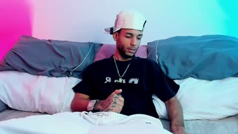 Snapshot of thiagoferreti_ chatting on 06-18-26, 04:35 ThiagoFerreti online show from 06-18-26, 04:35