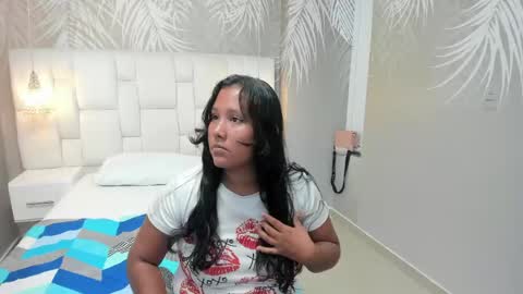 Snapshot of thianna_brunette chatting on 05-21-26, 12:01 THIANA online show from 05-21-26, 12:01