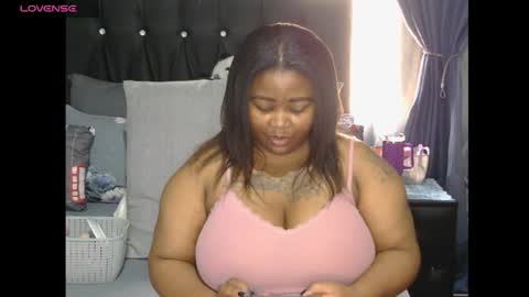 Snapshot of thickcaramel_p chatting on 10-15-25, 11:10 phindy online show from 10-15-25, 11:10