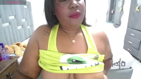 Snapshot of thickebonymilf chatting on 03-09-26, 06:50 XIOMARA online show from 03-09-26, 06:50