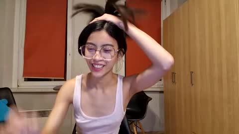 Snapshot of thifa2x chatting on 12-17-25, 07:42 thifa2x online show from 12-17-25, 07:42