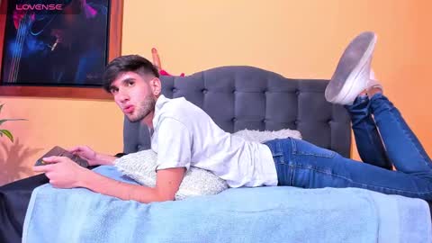 Snapshot of thiiago_tay chatting on 12-16-24, 04:05 Thiiago online show from 12-16-24, 04:05