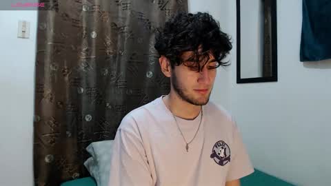 Snapshot of thiiago_tay chatting on 09-19-25, 06:15 Thiiago online show from 09-19-25, 06:15